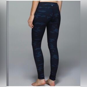 🍋 Lululemon 💙 Dark Blue Camo Leggings Size 6